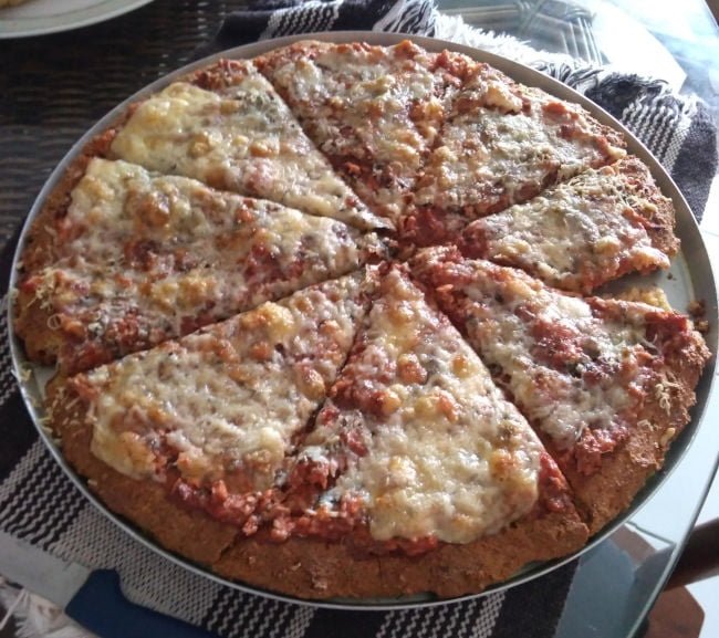 Pizza Low Carb de atum com a mesma massa do pão. Foto: Débora K.