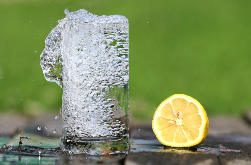 Água com limão e os benefícios de beber diariamente. Imagem: Pixabay